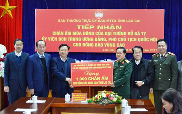 Đại tướng Đỗ Bá Tỵ trao tặng 1.000 chăn ấm cho đồng bào các DTTS vùng cao ở Lào Cai nhân dịp đón Tết Nguyên đán Tân Sửu.