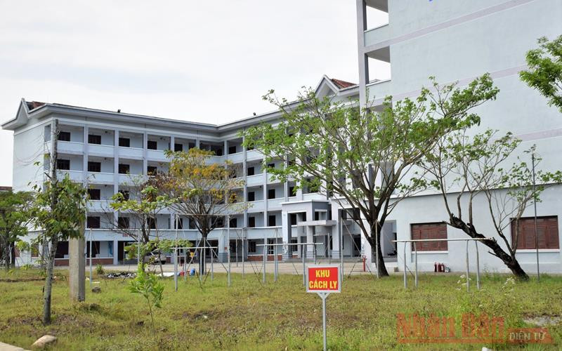 Công dân Việt Nam về từ Canada đang cách ly tập trung tại Trường Trung cấp Cảnh sát nhân dân V (tại Thăng Bình) 