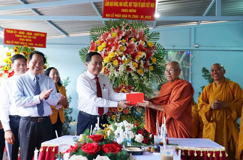 Đón mừng Đại lễ Phật đản Phật lịch 2566-dương lịch 2022, đồng chí Trần Thanh Mẫn, Ủy viên Bộ Chính trị, Phó Chủ tịch Thường trực Quốc hội đã đến thăm, chúc mừng Hòa thượng Thích Giác Nhường, Phó Pháp chủ Hội đồng chứng minh Giáo hội Phật giáo Việt Nam tại Tịnh xá Ngọc Minh (quận Ninh Kiều, TP Cần Thơ), ngày 15/5. Ảnh: Anh Dũng