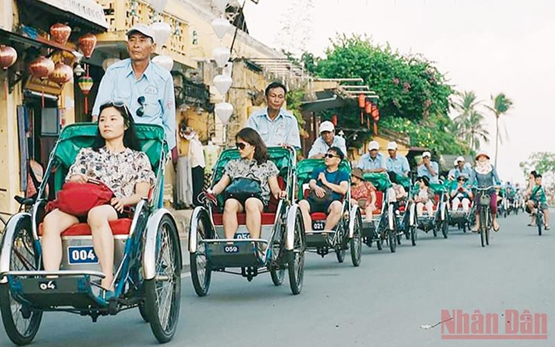 Du khách thăm khu phố cổ Hội An sau 2 năm đóng cửa vì dịch Covid-19.