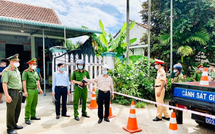 Lãnh đạo huyện Bình Sơn trực tiếp đến hiện trường chỉ đạo lực lượng chức năng phong tỏa khu dân xóm 3, thôn Mỹ Huệ 1.