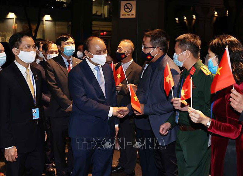 Cán bộ Đại sứ quán tại Hoa Kỳ và Phái đoàn thường trực Việt Nam tại Liên hợp quốc đón Chủ tịch nước Nguyễn Xuân Phúc. (Ảnh: TTXVN)