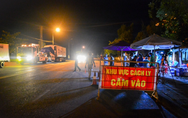 Chốt đêm lúc 0 giờ. (Ảnh: XUÂN SƠN)