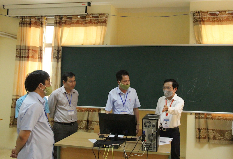 Đoàn kiểm tra của Bộ GD-ĐT kiêm tra công tác chấm thi tại địa phương.