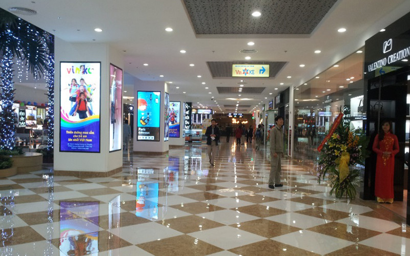 Tầng hầm khu đô thị Times City (Hà Nội) được xây dựng làm Trung tâm thương mại phục vụ nhu cầu mua sắm của người dân.