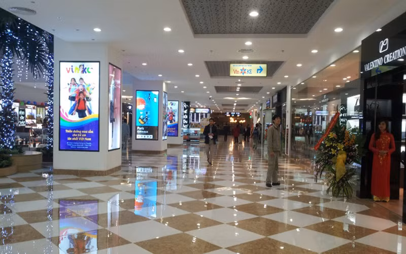 Tầng hầm khu đô thị Times City (Hà Nội) được xây dựng làm Trung tâm thương mại phục vụ nhu cầu mua sắm của người dân.