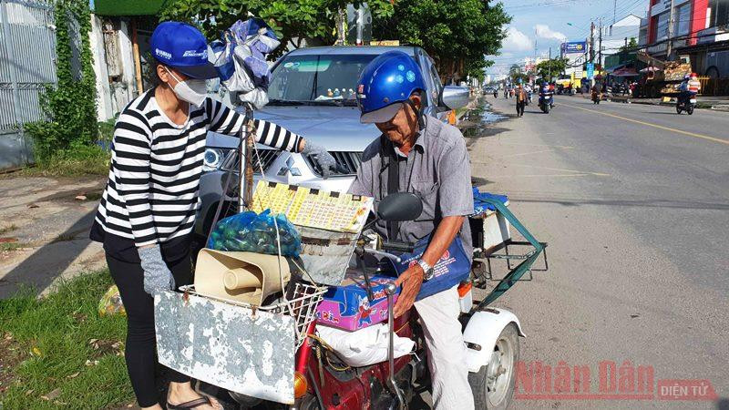 Cụ già mưu sinh bằng nghề bán vé số dạo ở Cần Thơ. (Ảnh chụp ngày 8/7, trước khi tạm dừng bán vé số). Ảnh: QUỐC DŨNG.