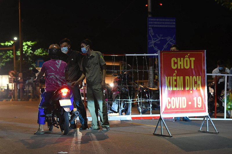 Lực lượng chức năng kiểm soát người vào địa bàn phường Trảng Dài, thành phố Biên Hòa, tỉnh Đồng Nai.