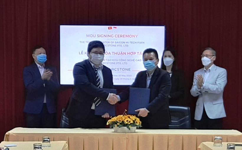 Ký kết và triển khai chương trình đào tạo “Triển khai số hóa với giải pháp ứng dụng”.