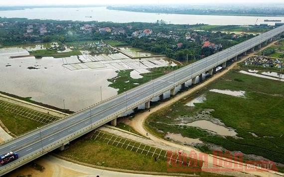 Cầu Hưng Hà bắc qua sông Hồng cùng tuyến đường dẫn hai đầu cầu dài gần 6,2 km được thông xe, đưa vào khai thác từ đầu năm 2019. 