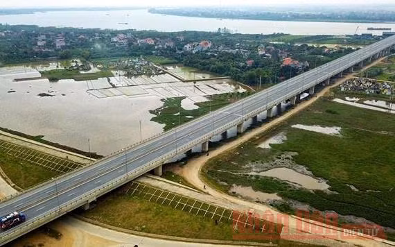 Cầu Hưng Hà bắc qua sông Hồng cùng tuyến đường dẫn hai đầu cầu dài gần 6,2 km được thông xe, đưa vào khai thác từ đầu năm 2019. 
