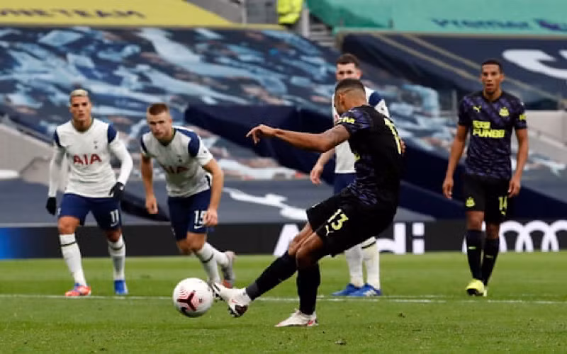 C. Wilson (áo sẫm) sút phạt 11m thành công, gỡ hòa 1-1 cho Newcastle.