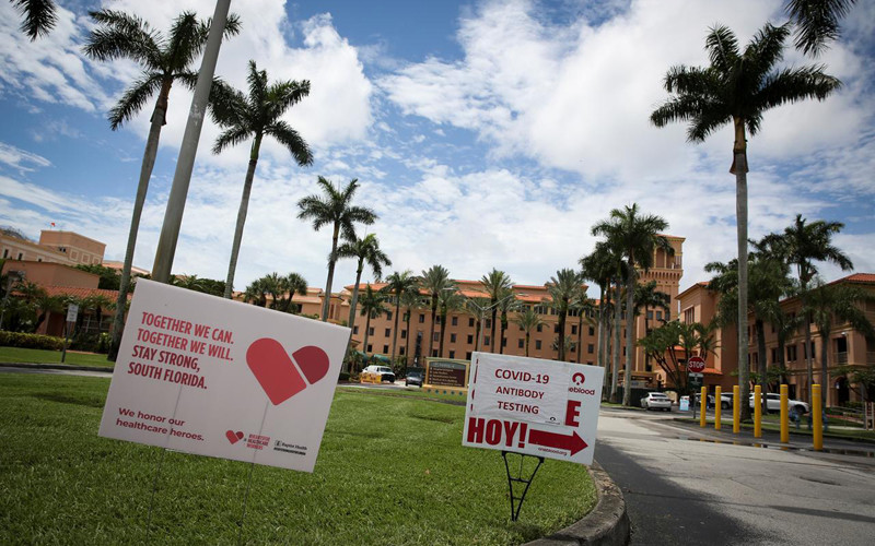 Biển chỉ dẫn xét nghiệm Covid-19 bên ngoài bệnh viện Baptist tại Miami, bang Florida (Mỹ) - nơi ghi nhận số ca mắc mới cao kỷ lục trong 24 giờ qua với hơn 15.000 ca. (Ảnh: Reuters)