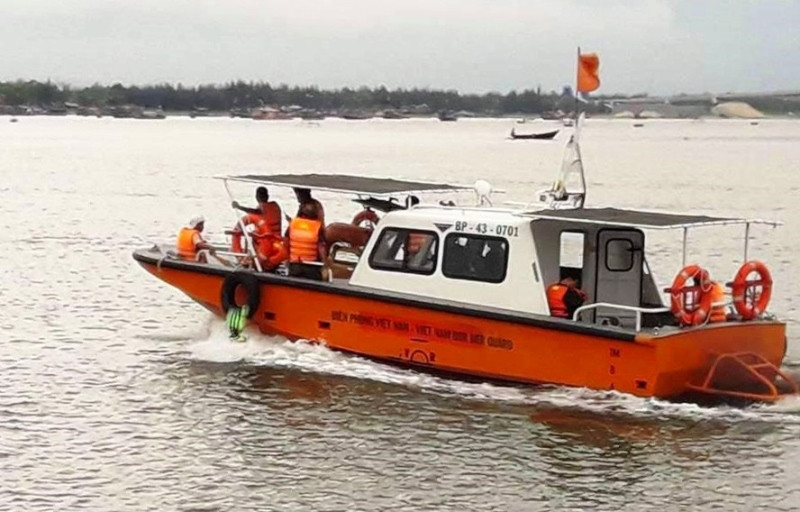 Lực lượng chức năng tìm kiếm hai nạn nhân mất tích.