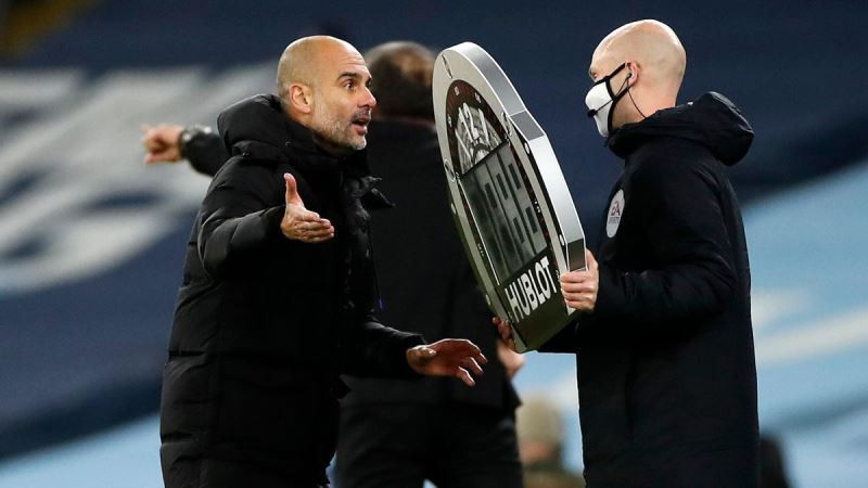 Guardiola quẫn trí trước sự bế tắc của Man City và cầu xin vài phút bù giờ. (Nguồn: Getty Images)  