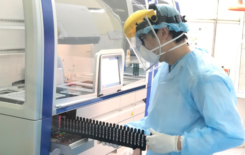 Chuyên gia y tế tiến hành xét nghiệm các mẫu nghi Covid-19.