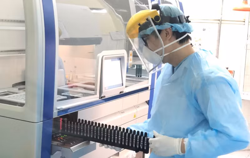 Chuyên gia y tế tiến hành xét nghiệm các mẫu nghi Covid-19.