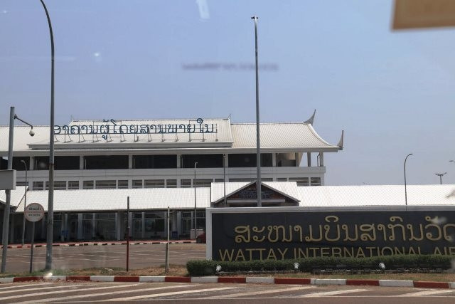 Sân bay Wattay tại Thủ đô Vientiane hiện chỉ tiếp nhận các chuyến bay quốc tế theo vụ việc, các chuyến bay quốc tế thương mại vẫn bị cấm.