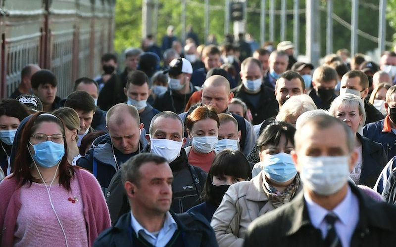 Không nên bỏ khẩu trang ở nơi đông người.