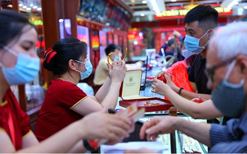 Giao dịch vàng tại doanh nghiệp. (Ảnh: TTXVN)