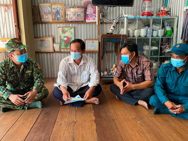 Cán bộ Biên phòng tỉnh An Giang vận động người dân huyện An Phú tố giác tội phạm nhập cảnh trái phép.