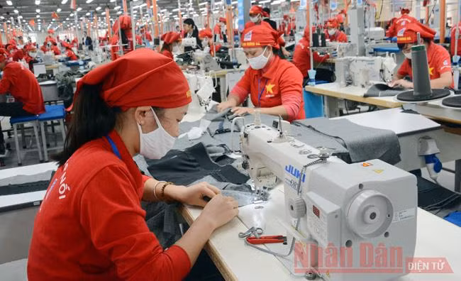 May áo veston xuất khẩu tại Xí nghiệp may Hưng Hà, Thái Bình (Tổng công ty May 10). Ảnh: ĐĂNG ANH.