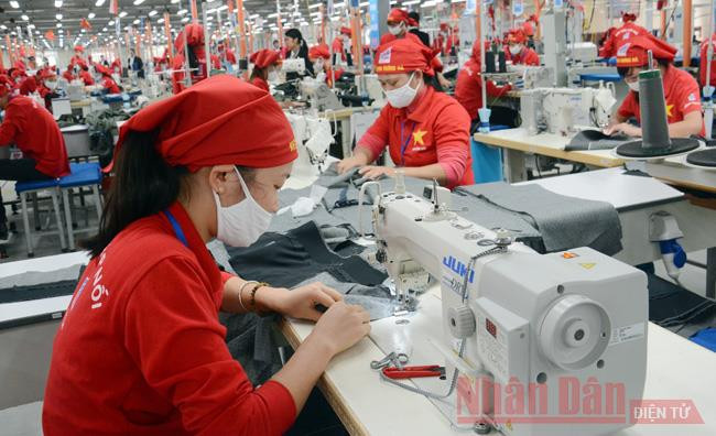 May áo veston xuất khẩu tại Xí nghiệp may Hưng Hà, Thái Bình (Tổng công ty May 10). Ảnh: ĐĂNG ANH.