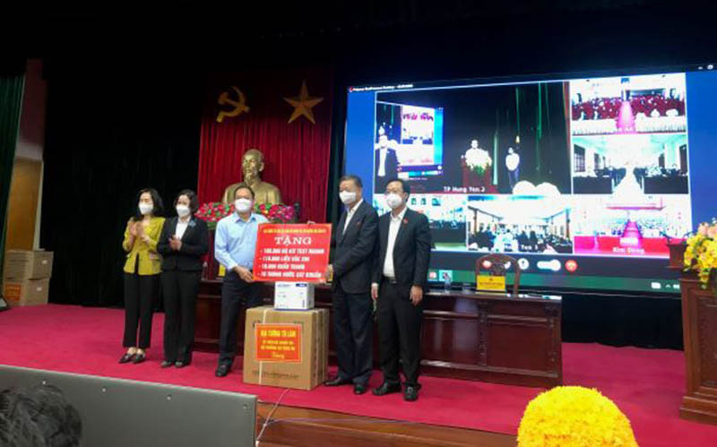 Nhân dịp tiếp xúc cử tri, Bộ trưởng Công an Tô Lâm trao tặng tỉnh Hưng Yên vaccine và kit test nhanh để phòng, chống dịch Covid-19.