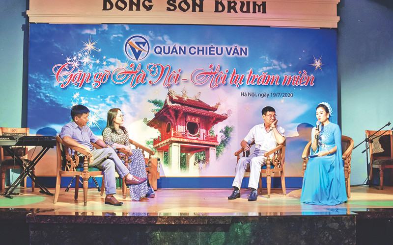Nhà thơ Phạm Thùy Vinh, nhà văn Sương Nguyệt Minh, giao lưu trong ngày hội “Gặp gỡ Hà Nội - hội tụ trăm miền”.