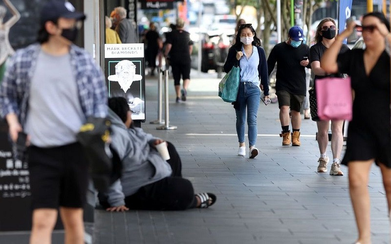 Người mua sắm tại 1 khu bán lẻ ở Auckland, New Zealand sau khi các hạn chế phòng dịch Covid-19 được nới lỏng, ngày 10/11/2021. (Ảnh: REUTERS)