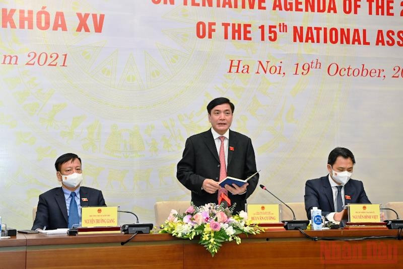 Tổng Thư ký, Chủ nhiệm Văn phòng Quốc hội Bùi Văn Cường trả lời câu hỏi của phóng viên tại buổi họp báo. (Ảnh: DUY LINH)