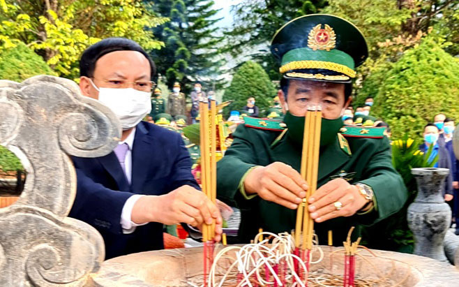 Dâng hương tưởng niệm và trồng cây tại Đài tưởng niệm Liệt sĩ Pò Hèn