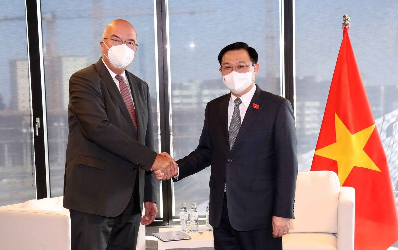 Chủ tịch Quốc hội Vương Đình Huệ tiếp lãnh đạo Trường đại học IMC Krem. (Ảnh: DOÃN TẤN/TTXVN)