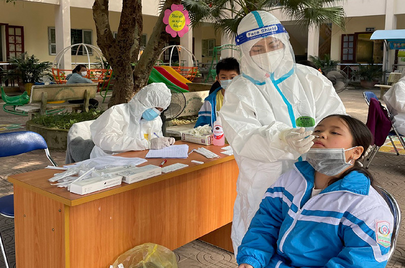 Lấy mẫu xét nghiệm cho học sinh Trường tiểu học Hà Nội-Điện Biên Phủ.