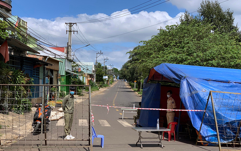 Từ việc người dân dự đám tang, trở thành ổ dịch, Làng 50 (TP. PleiKu, Gia Lai) đang được phong tỏa để phòng chống dịch. (Ảnh: NHƯ NGUYỆN)