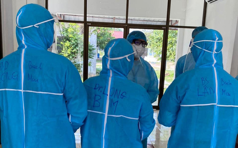 Các chuyên gia Lào hội chẩn điều trị cho thai phụ.