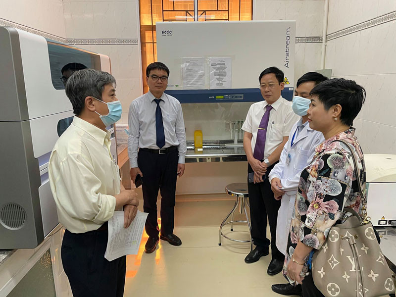 Lãnh đạo Tổng Công ty Sonadezi trao tặng hệ thống máy xét nghiệm Real-time PCR cho Sở Y tế Đồng Nai.