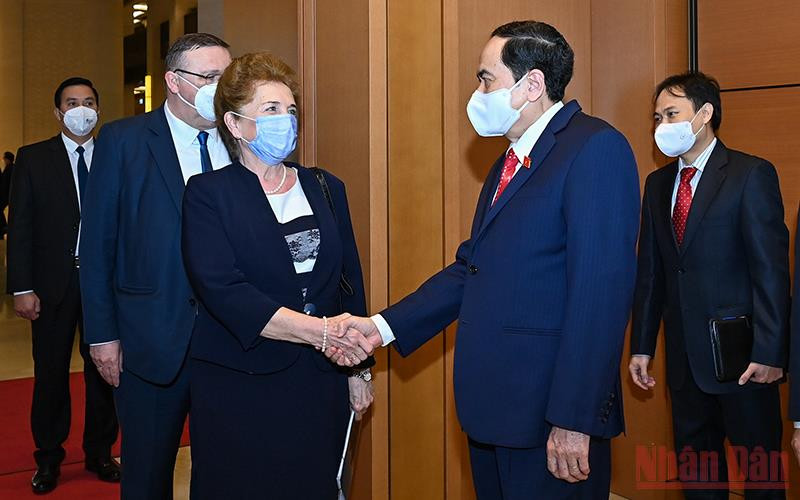 Phó Chủ tịch Thường trực Quốc hội Trần Thanh Mẫn và Phó Chủ tịch thứ nhất Quốc hội Hungary Márta Mátrai. (Ảnh: Duy Linh)