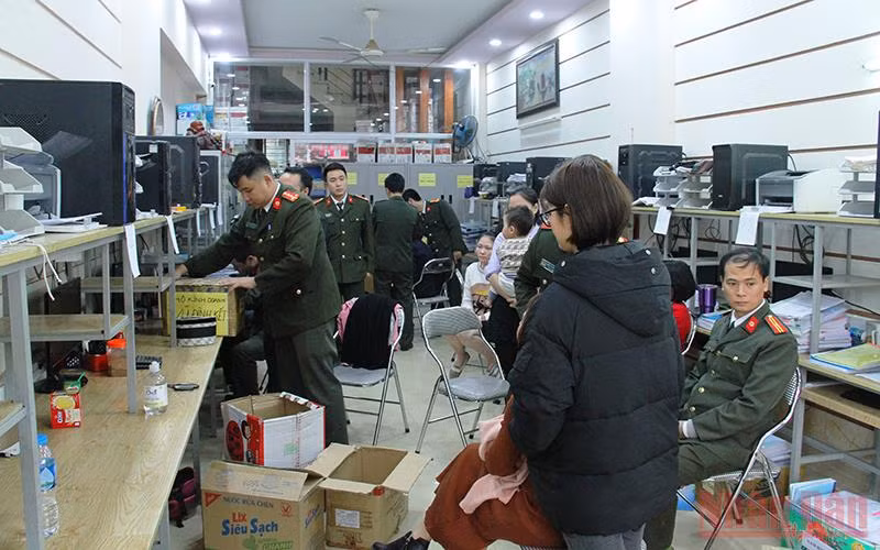 Cơ quan Công an khám Công ty do Bùi Hồng Thiện làm chủ, thu giữ nhiều tài liệu liên quan mua bán trái phép hóa đơn giá trị gia tăng.