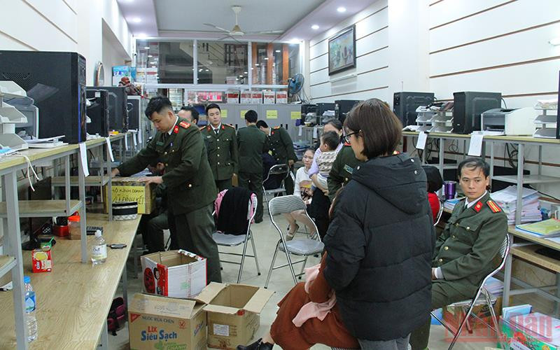 Cơ quan Công an khám Công ty do Bùi Hồng Thiện làm chủ, thu giữ nhiều tài liệu liên quan mua bán trái phép hóa đơn giá trị gia tăng.