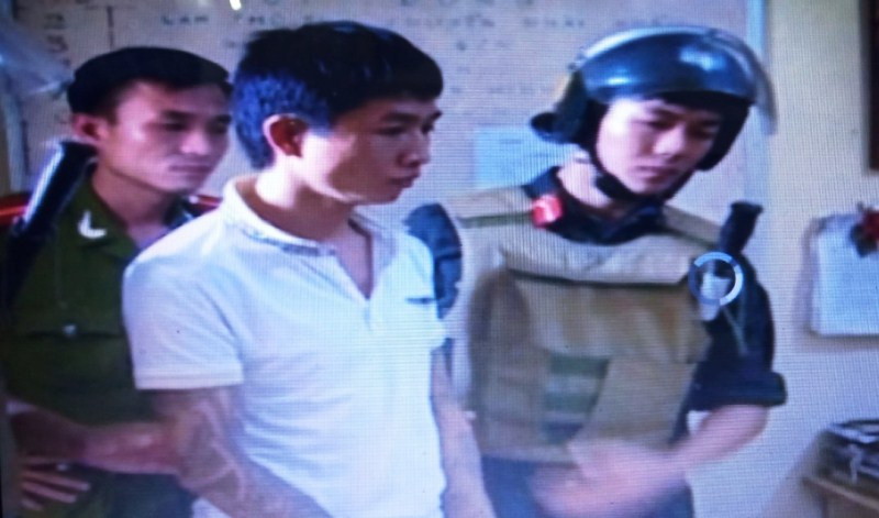 Đối tượng Vũ Văn Thái, tức “Thái Lâm” (áo trắng) trong một lần bị bắt năm 2015 về tội “Cưỡng đoạt tài sản”.