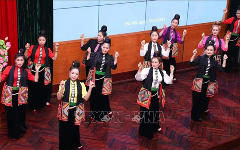 Biểu diễn Xòe Thái. Ảnh: TTXVN