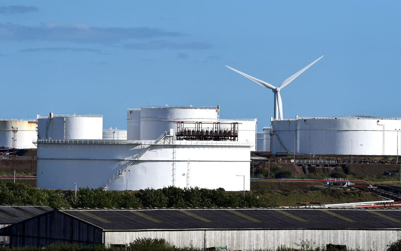 Ảnh minh họa: Các bồn chứa tại cơ sở Khí tự nhiên hóa lỏng (LNG) Dragon ở Waterston, Milford Haven, xứ Wales. (Ảnh: Reuters)