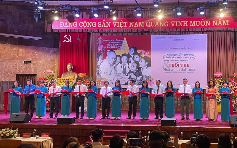 Đồng chí Võ Văn Thưởng và các đại biểu cắt băng khai mạc triển lãm.