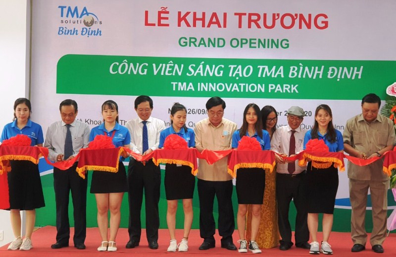Các đại biểu cắt băng khánh thành Công viên sáng tạo TMA.