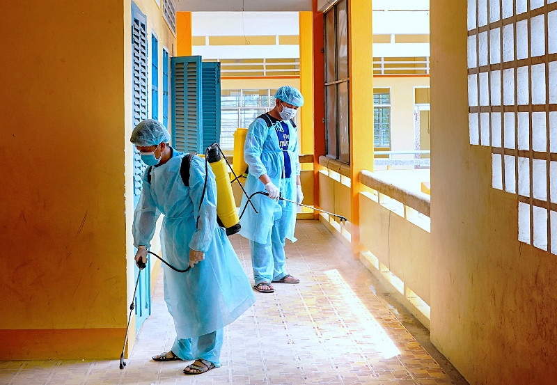 Vệ sinh, khử khuẩn trường lớp tại Cà Mau phục vụ năm học mới 2021-2022.