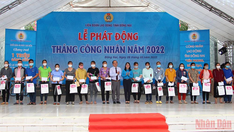 Lãnh đạo Tỉnh ủy và Liên đoàn Lao động tỉnh Đồng Nai trao quà cho các công nhân có hoàn cảnh khó khăn.