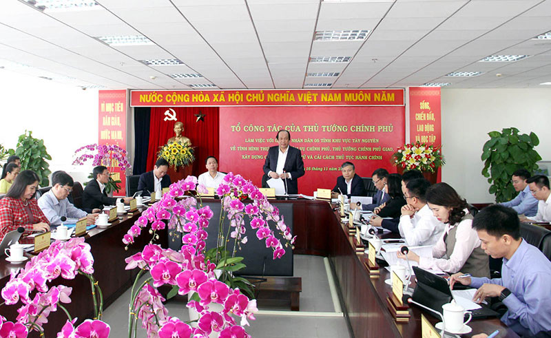 Tổ trưởng Tổ công tác Mai Tiến Dũng phát biểu tại buổi làm việc.