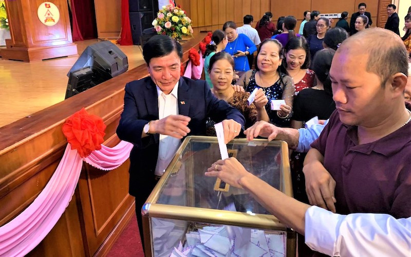 Lãnh đạo và cán bộ, công chức, viên chức tỉnh Đắk Lắk ủng hộ đồng bào miền trung khắc phục hậu quả lũ lụt.