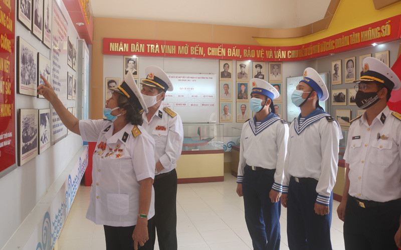 Các cán bộ, chiến sĩ Vùng 2 Hải quân thăm nhà trưng bày tại khu Khu di tích Bến tiếp nhận vũ khí Cồn Tàu, tỉnh Trà Vinh.